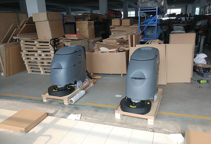北京客户订购两台FS20W手推式洗地机打包发货