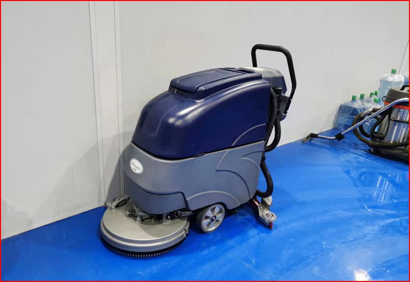 太仓明澔模具使用洗地机清洁环氧地坪地面