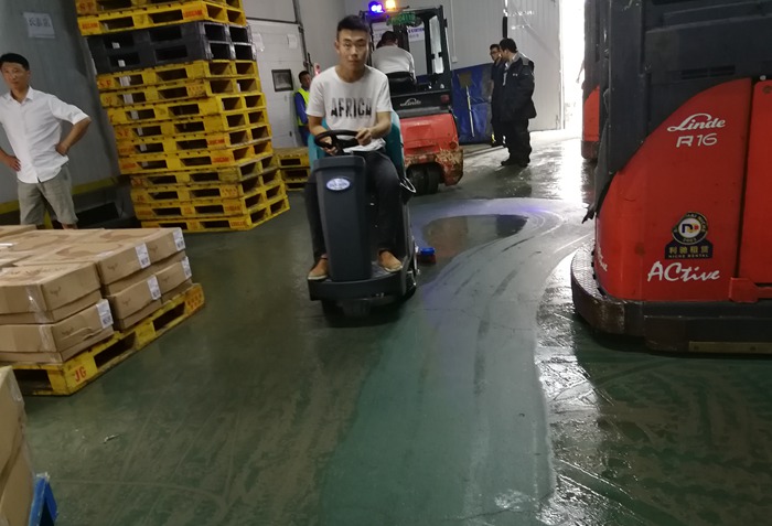 服务区驾驶式洗地机